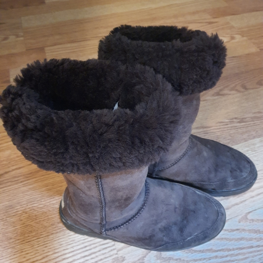 UGG Boots - Picture 2 of 7